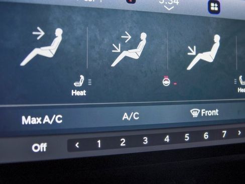 Used 2025 Jeep Wrangler Unlimited Rubicon w/ Technology Group image 22