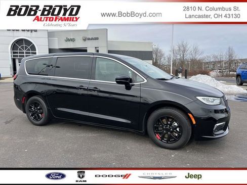 New 2025 Chrysler Pacifica Select FWD image 1