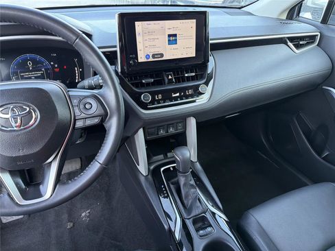 Used 2025 Toyota Corolla Cross XLE FWD image 26