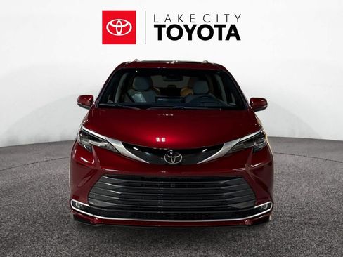 New 2026 Toyota Sienna Platinum image 8