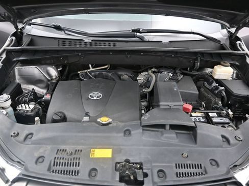Used 2017 Toyota Highlander XLE AWD/4WD image 12
