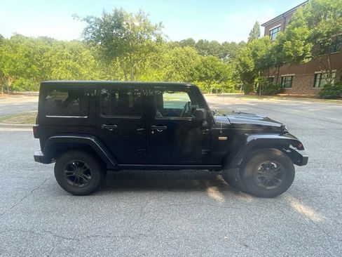 Used 2017 Jeep Wrangler Unlimited Sahara AWD/4WD image 4