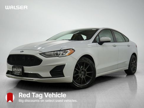 Used 2020 Ford Fusion SE image 1