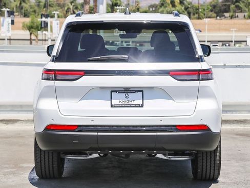 New 2025 Jeep Grand Cherokee Altitude image 8