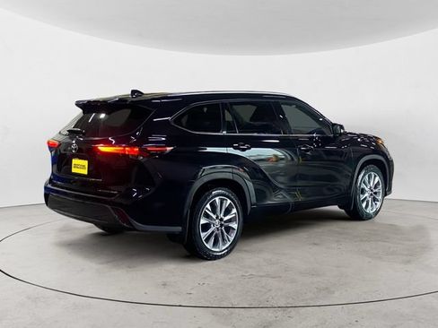 Used 2024 Toyota Highlander Limited AWD/4WD image 5