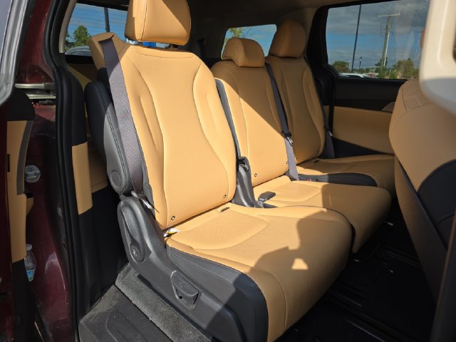Used 2024 Kia Carnival LX FWD image 15