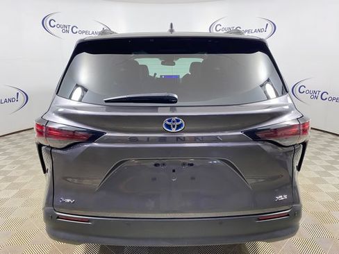 Used 2025 Toyota Sienna XLE FWD image 5