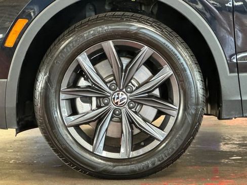 Used 2022 Volkswagen Tiguan SE w/ Panoramic Sunroof Package image 34