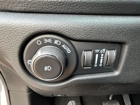 Used 2024 Chrysler Pacifica Pinnacle FWD image 18