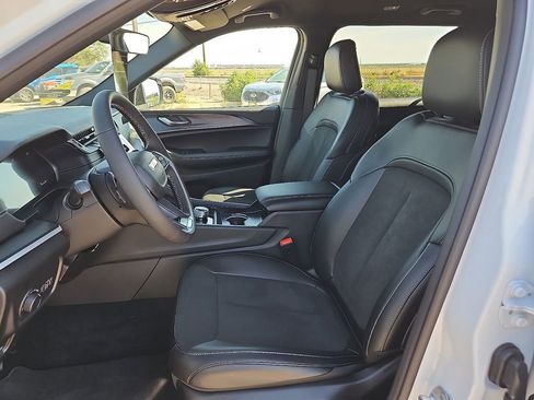 New 2025 Jeep Grand Cherokee L Laredo image 14