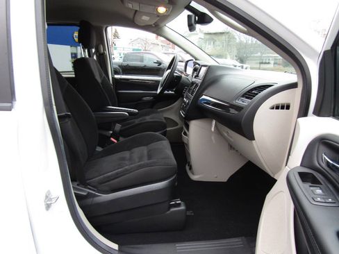 Used 2019 Dodge Grand Caravan SE w/ UConnect Hands-Free Group image 26