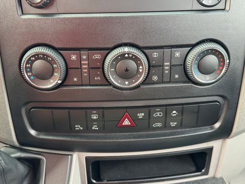 Used 2018 Mercedes-Benz Sprinter 2500 image 21