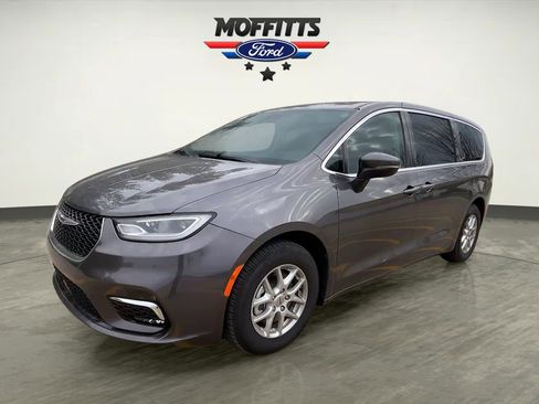 Used 2023 Chrysler Pacifica Touring-L image 1