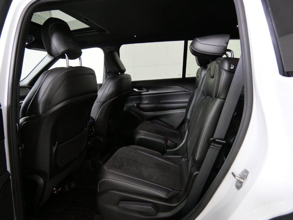Used 2024 Jeep Grand Cherokee L Altitude AWD/4WD image 19