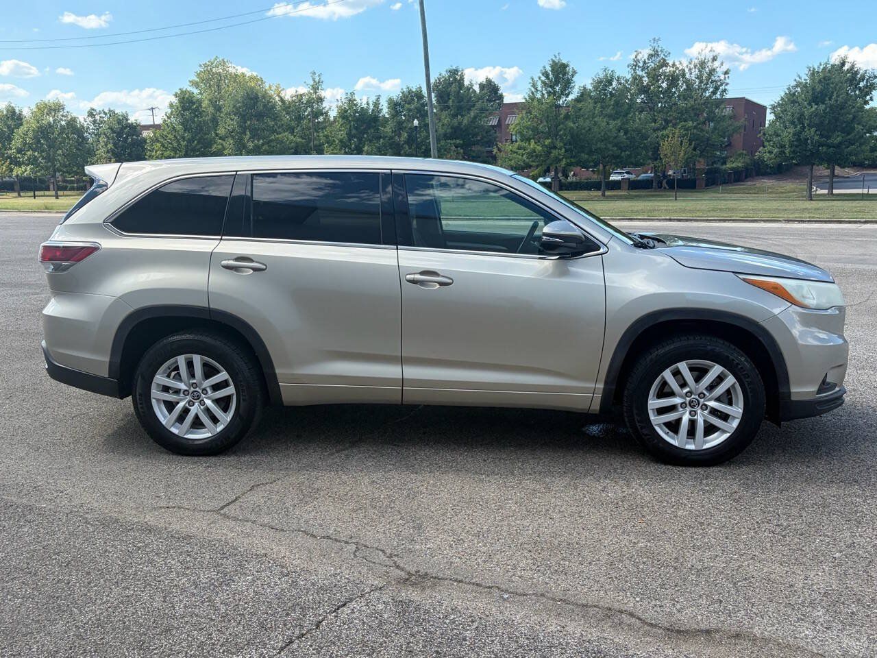Used 2016 Toyota Highlander LE FWD image 5