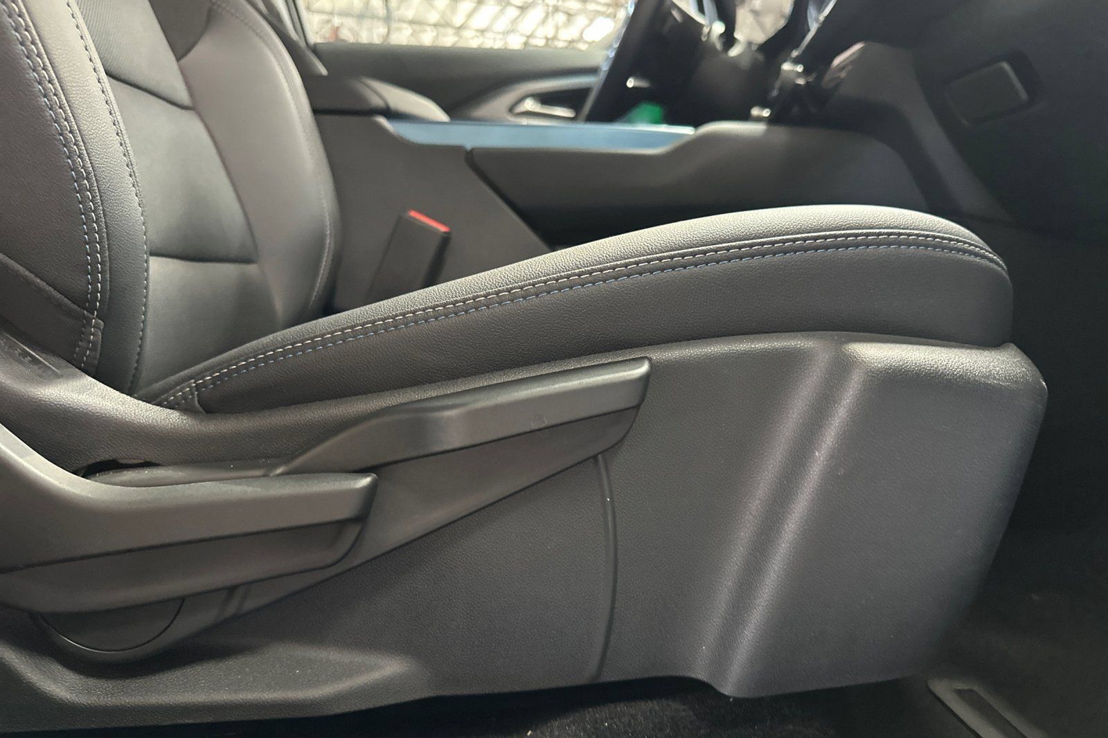 Used 2024 Chevrolet Equinox EV LT FWD image 23