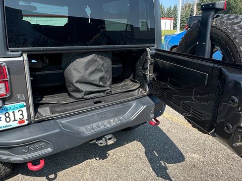 Used 2017 Jeep Wrangler Rubicon AWD/4WD image 15