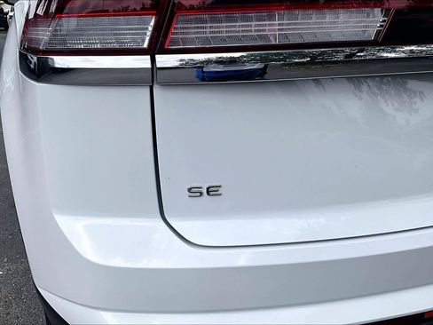 Used 2025 Volkswagen Atlas Cross Sport SE image 10