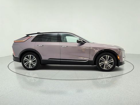 Used 2025 Cadillac Lyriq Luxury AWD/4WD image 4