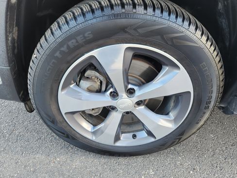 Used 2019 Jeep Cherokee Limited image 22