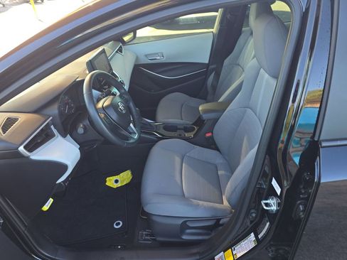 Used 2025 Toyota Corolla SE image 3