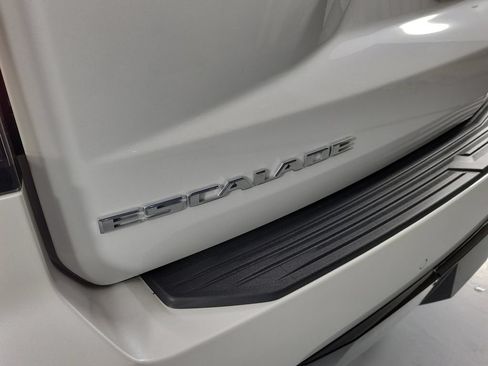 Used 2024 Cadillac Escalade Premium Luxury RWD image 5