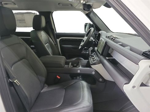 New 2024 Land Rover Defender 110 SE image 31