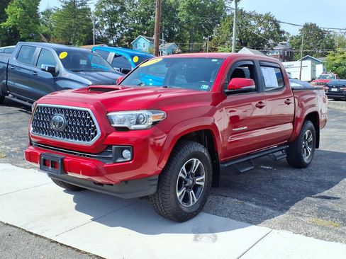 Used 2018 Toyota Tacoma TRD Sport AWD/4WD image 8