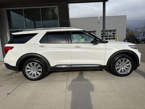 Certified 2022 Ford Explorer Limited w/ Equipment Group 301A image 9