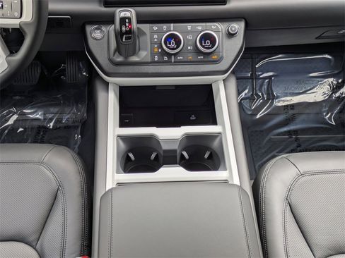 New 2025 Land Rover Defender 130 X-Dynamic SE image 20