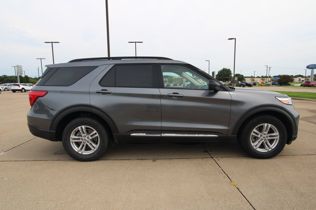 Used 2022 Ford Explorer XLT w/ Equipment Group 202A AWD/4WD image 4