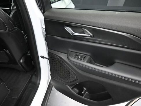 Used 2025 Jeep Grand Cherokee Altitude AWD/4WD image 22