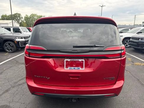 Used 2025 Chrysler Pacifica Limited w/ Trailer Tow Group AWD/4WD image 5