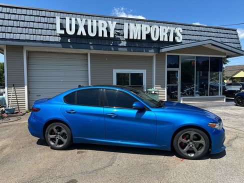 Used 2019 Alfa Romeo Giulia AWD w/ Quick Order Package 22J Sport image 3