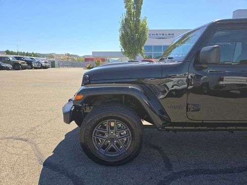 New 2025 Jeep Gladiator Sport image 18