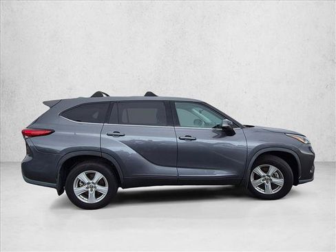 Used 2020 Toyota Highlander L FWD image 4