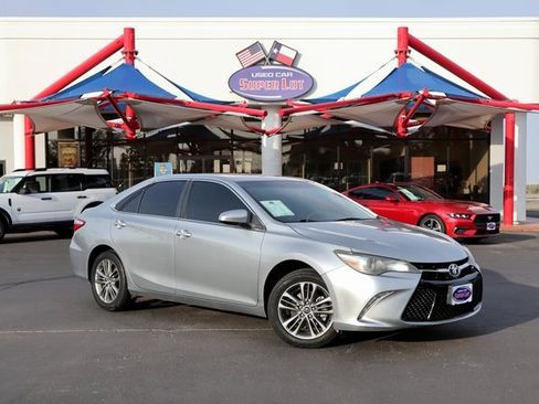 Used 2017 Toyota Camry SE image 1