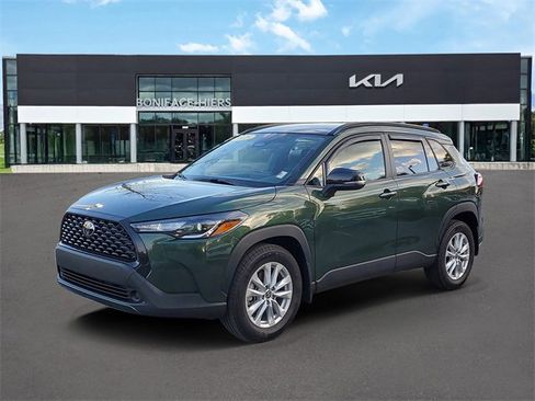 Used 2025 Toyota Corolla Cross LE image 2