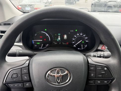 Used 2025 Toyota Sienna LE FWD image 18