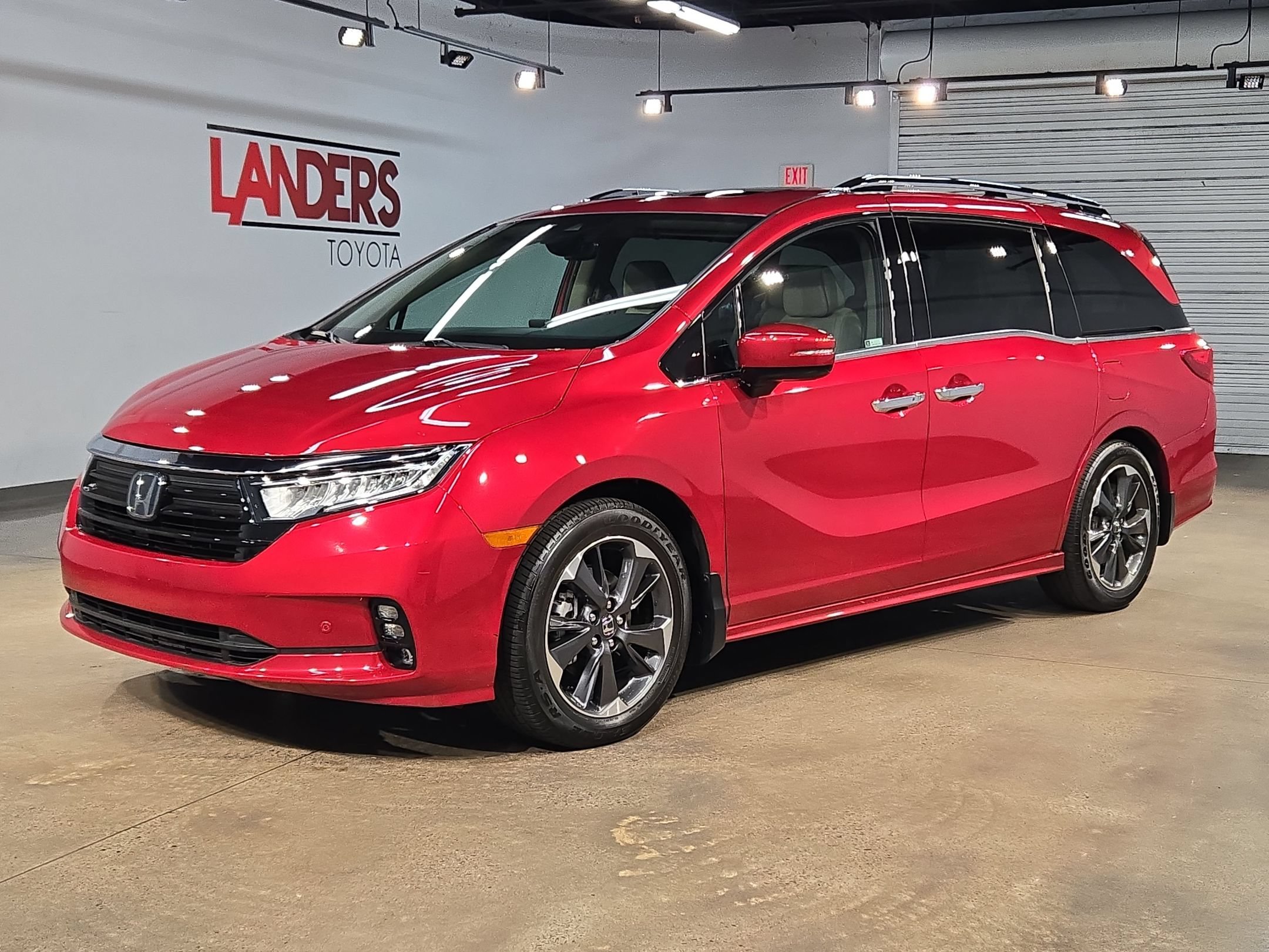 Used 2023 Honda Odyssey Elite image 3