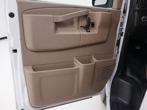 Used 2021 Chevrolet Express 3500 w/ Driver Convenience Package RWD image 11