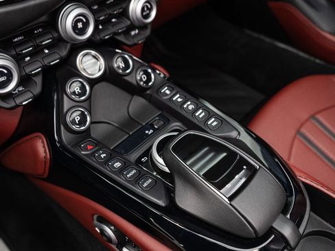 Used 2021 Aston Martin V8 Vantage Roadster RWD image 78