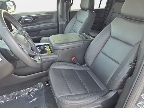 Used 2025 Chevrolet Suburban Z71 image 15