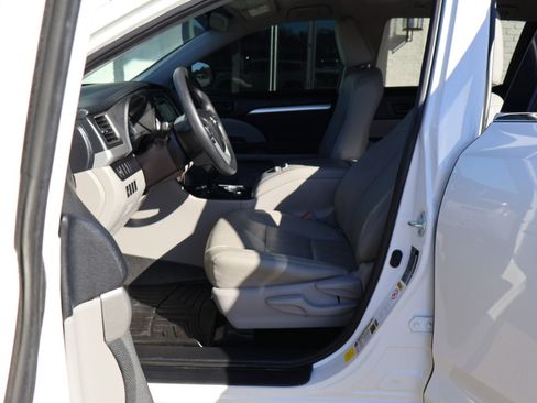 Used 2019 Toyota Highlander LE image 9