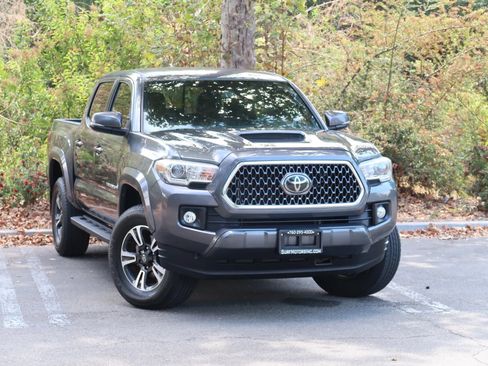 Used 2018 Toyota Tacoma TRD Sport RWD image 2