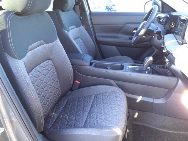 Used 2025 Nissan Kicks SV w/ Illumination Package FWD image 18