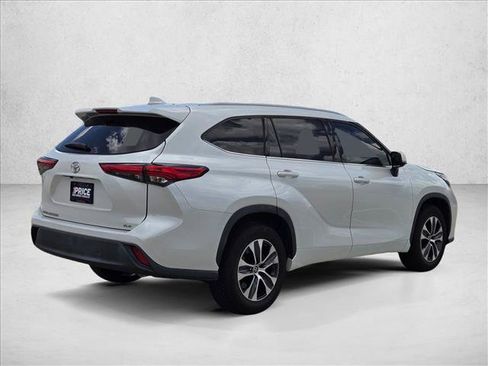 Used 2022 Toyota Highlander XLE FWD image 5