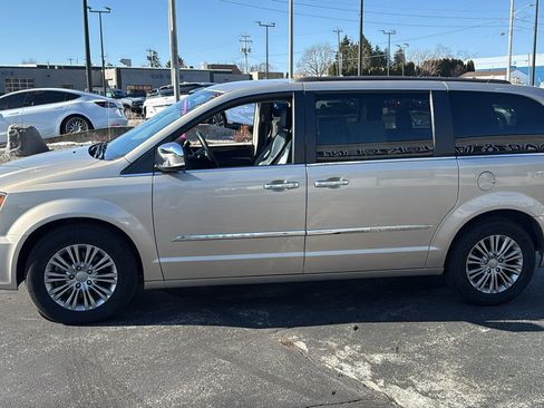 Used 2016 Chrysler Town & Country Touring-L w/ Driver Convenience Group image 5