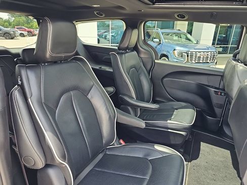 Used 2024 Chrysler Pacifica Premium FWD image 30