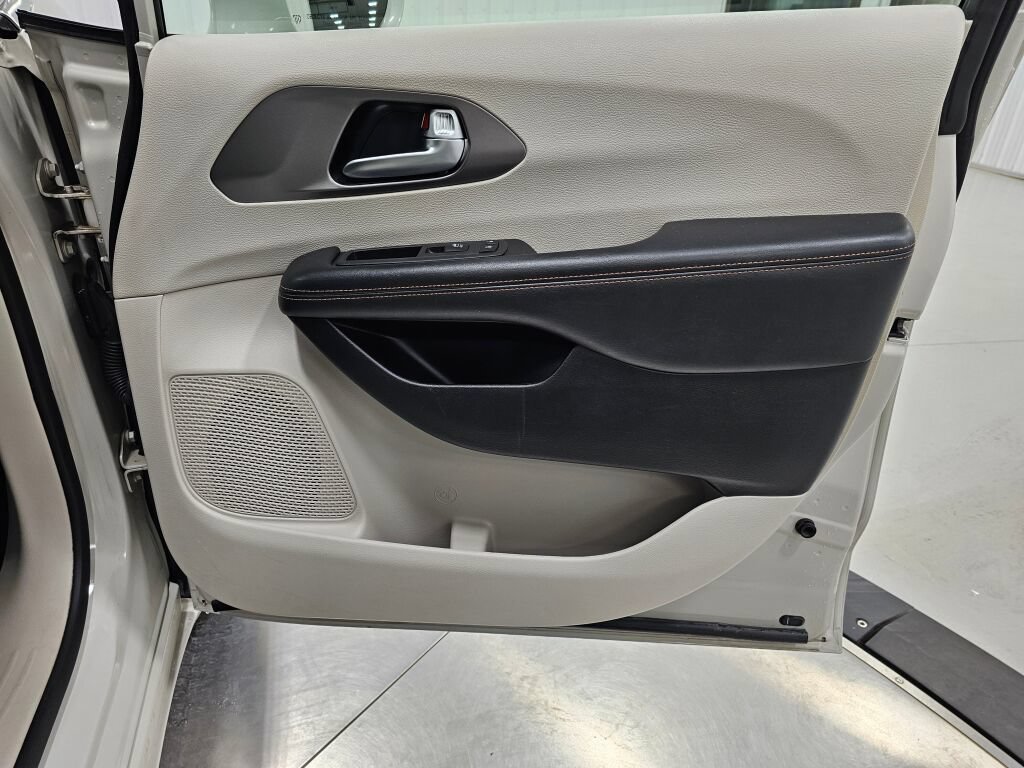 Used 2020 Chrysler Pacifica Touring-L FWD image 31